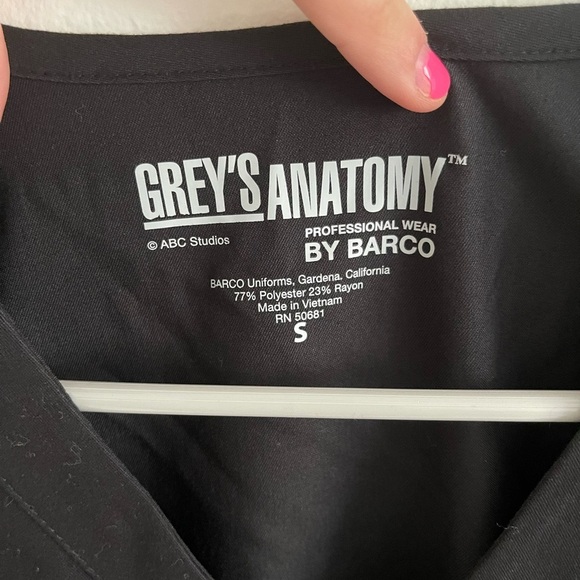 Grey’s Anatomy Black NWT Maturity Scrub Top Size Small - Picture 2 of 3